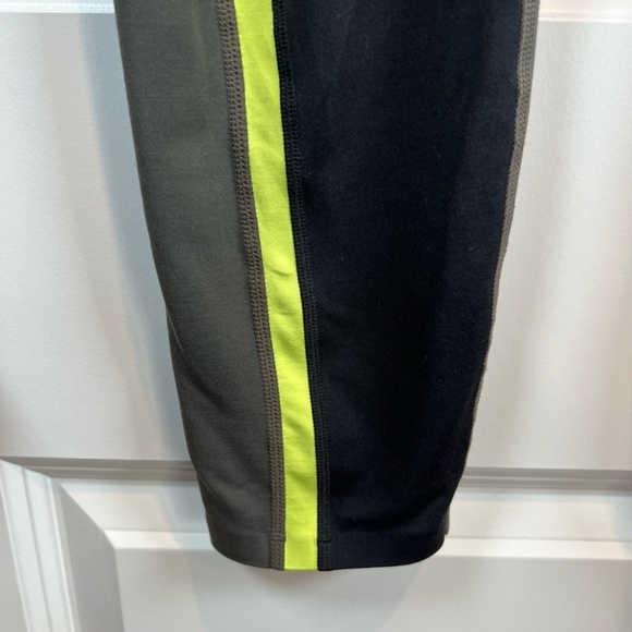 Athleta Spar Colorblock 7/8 Leggings Olive Green Black Compression Womens Medium - Picture 5 of 14